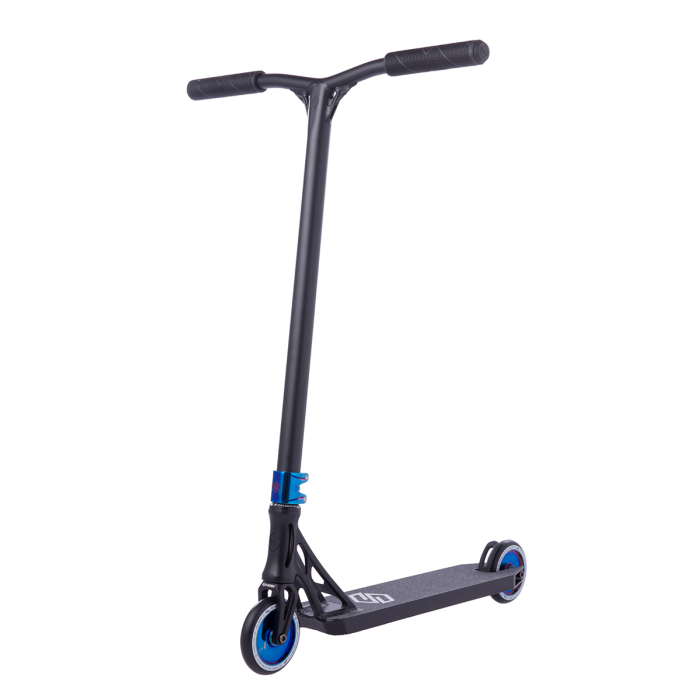 Striker ESSENCE Scooter - BLACK / BLUE CHROME